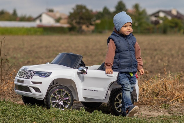 Electric Ride on Car JEEP GRAND CHEROKEE 12V, WHITE, Leather seat, 12V/7AH Battery, Opening doors, 2