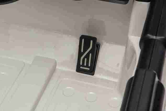 JEEP Wrangler elektrické autíčko pro děti, Bílá, Dvoumístné kožené sedadlo, Rádio s Bluetooth a USB vstupem, 4x4 | Beneo Motors