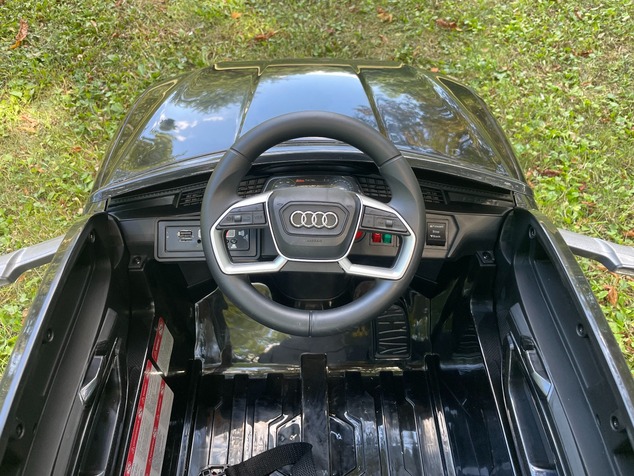 **Voiture électrique enfant Audi RSQ8 rose | Entrée USB/SD | Siège en cuir | 2 × 35 W | Batterie 12 