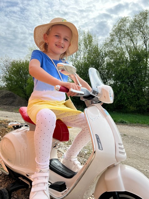Electric ride-on Scooter Vespa 946 with reverse gear, white, Licensed, auxiliary wheels, Lithium ba