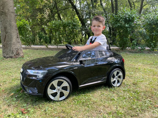 **Voiture électrique enfant Audi RSQ8 rose | Entrée USB/SD | Siège en cuir | 2 × 35 W | Batterie 12 