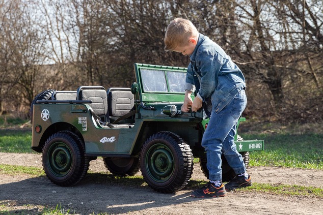 Electric ride-on USA ARMY-car, Green, 4X4,Three-seated, MP3 Player with USB / SD input, All wheel su