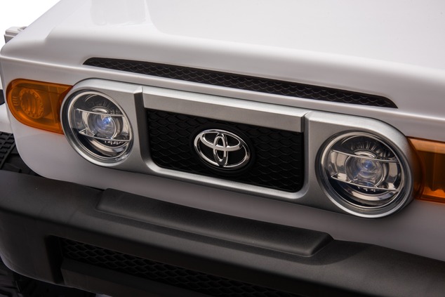 Electric Ride-on car Toyota FJ Cruiser XXL with 4x4 drive, licensed (Two-seater), white, Portable li