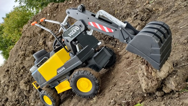 Electric ride-on car Volvo Excavator 12V with front digger ladle, Single seat, green, soft leatheret