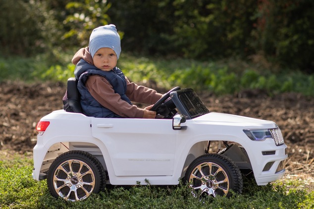 Electric Ride on Car JEEP GRAND CHEROKEE 12V, WHITE, Leather seat, 12V/7AH Battery, Opening doors, 2