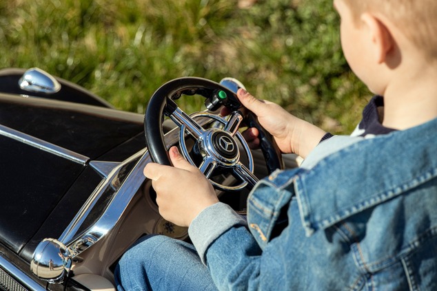 Electric Ride-On Toy Car Mercedes-Benz 540K, White, Local parental control by Steering wheel, 2.4Ghz