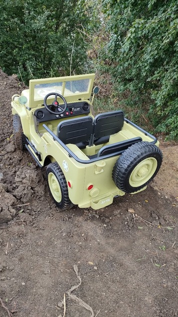 Electric ride-on USA ARMY-car, Green, 4X4,Three-seated, MP3 Player with USB / SD input, All wheel su