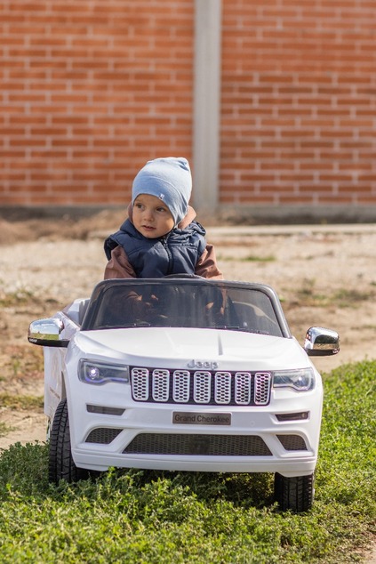 Electric Ride on Car JEEP GRAND CHEROKEE 12V, WHITE, Leather seat, 12V/7AH Battery, Opening doors, 2