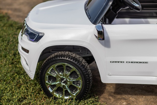 Electric Ride on Car JEEP GRAND CHEROKEE 12V, WHITE, Leather seat, 12V/7AH Battery, Opening doors, 2