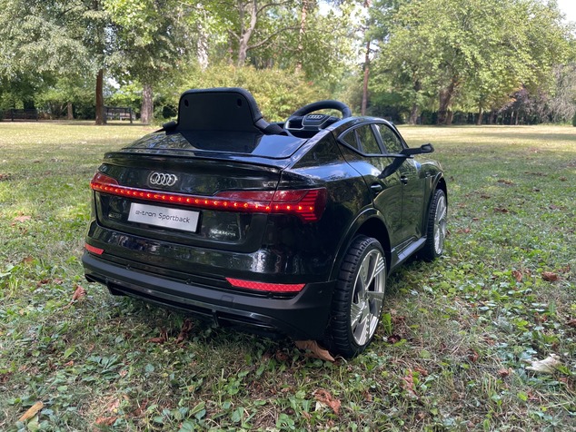 **Voiture électrique enfant Audi RSQ8 rose | Entrée USB/SD | Siège en cuir | 2 × 35 W | Batterie 12 