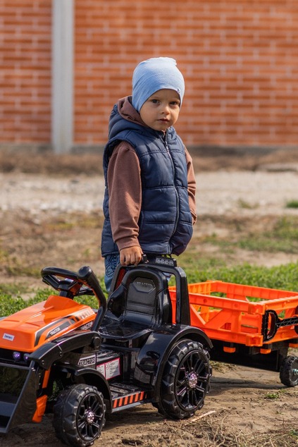 Electric Tractor FARMER with ladle, orange, rear-wheel drive, 6V battery, Plastic wheels, wide seat,