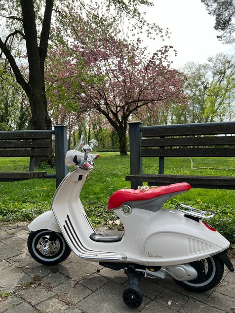 Electric ride-on Scooter Vespa 946 with reverse gear, white, Licensed, auxiliary wheels, Lithium ba