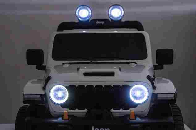 JEEP Wrangler elektrické autíčko pro děti, Bílá, Dvoumístné kožené sedadlo, Rádio s Bluetooth a USB vstupem, 4x4 | Beneo Motors