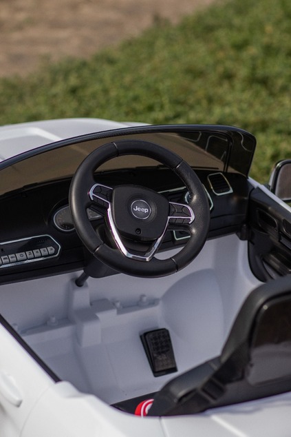 Electric Ride on Car JEEP GRAND CHEROKEE 12V, WHITE, Leather seat, 12V/7AH Battery, Opening doors, 2