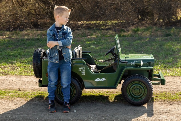 Electric ride-on USA ARMY-car, Green, 4X4,Three-seated, MP3 Player with USB / SD input, All wheel su