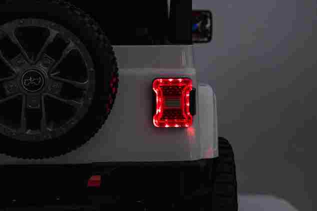 JEEP Wrangler elektrické autíčko pro děti, Bílá, Dvoumístné kožené sedadlo, Rádio s Bluetooth a USB vstupem, 4x4 | Beneo Motors