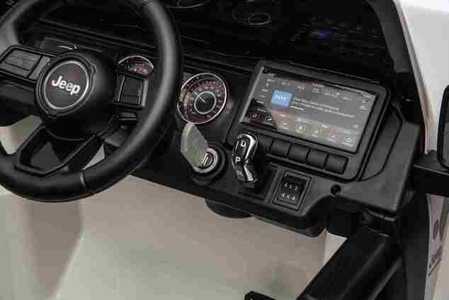 JEEP Wrangler elektrické autíčko pro děti, Bílá, Dvoumístné kožené sedadlo, Rádio s Bluetooth a USB vstupem, 4x4 | Beneo Motors