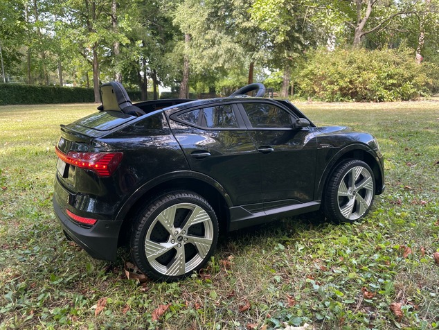 **Voiture électrique enfant Audi RSQ8 rose | Entrée USB/SD | Siège en cuir | 2 × 35 W | Batterie 12 