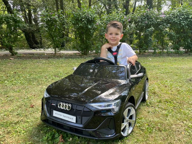 **Voiture électrique enfant Audi RSQ8 rose | Entrée USB/SD | Siège en cuir | 2 × 35 W | Batterie 12 