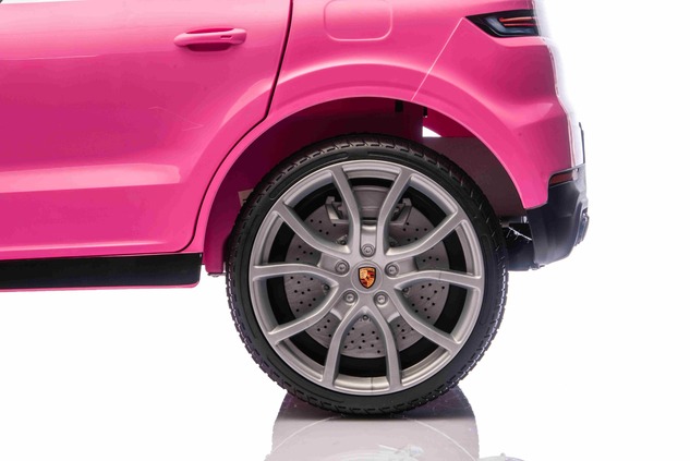 Auto elettrica per bambini Porsche Cayenne 12V con trazione posteriore - con licenza (1 posto), rosa
