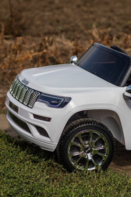 Electric Ride on Car JEEP GRAND CHEROKEE 12V, WHITE, Leather seat, 12V/7AH Battery, Opening doors, 2