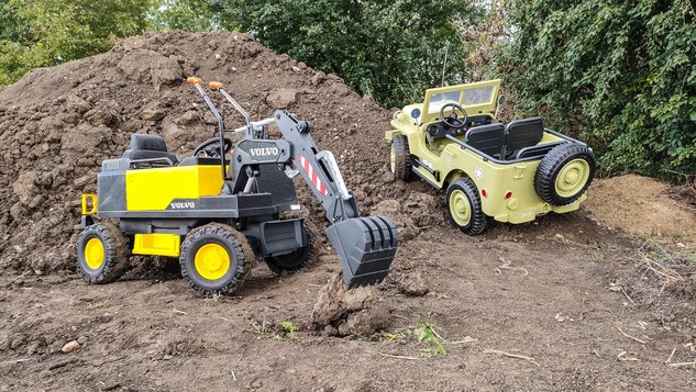 Electric ride-on car Volvo Excavator 12V with front digger ladle, Single seat, yellow, soft leathere