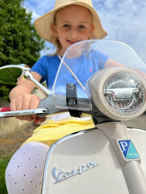 Electric ride-on Scooter Vespa 946 with reverse gear, red, Licensed, auxiliary wheels, Lithium batt