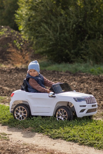 Electric Ride on Car JEEP GRAND CHEROKEE 12V, WHITE, Leather seat, 12V/7AH Battery, Opening doors, 2